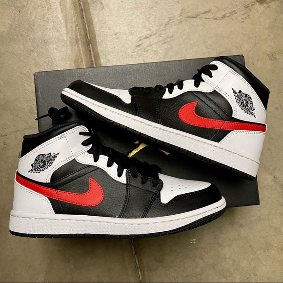 ❤️🖤🤍 Men’s Nike Air Jordan 1 mid black white shoes - Picture 5 of 5